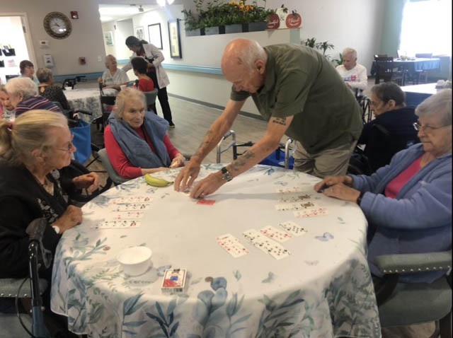 find an assisted living community in Florida assisted living residents playing cards